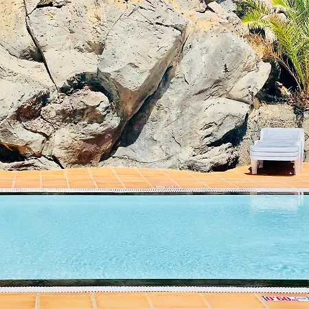 Canaryislandshost L Frontline * Puerto del Carmen (Lanzarote)