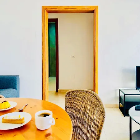 Daire Canaryislandshost L Frontline